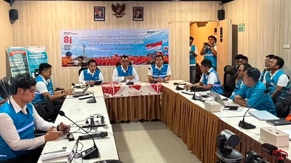 Dirut PLN, Darmawan Prasodjo memimpin rapat koordinasi siaga bencana Flores, NTT di PLN Unit Pelayanan Pelanggan Flores Bagian Barat, Manggarai Barat, NTT, Sabtu, 15 Agustus 2026. (Sumber: Dok. PLN)