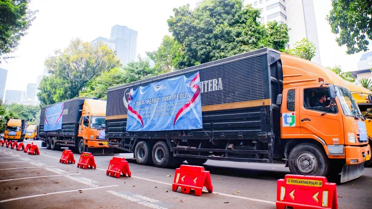 Polda Metro Jaya mengirimkan 12 truk bantuan kemanusiaan untuk warga terdampak gempa bumi di NTT, Senin, 17 Agustus 2026. (Sumber: Dok. Istimewa)