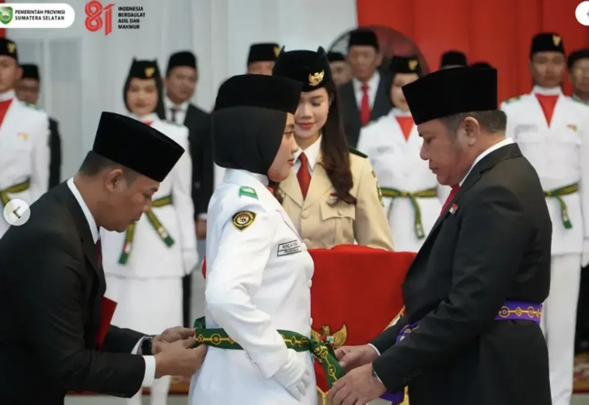 Kendit berwarna hijau menjadi salah satu atribut dalam prosesi pengukuhan Paskibraka dan memuat tulisan “Pandu Ibu Indonesia Berpancasila (Sumber: Instagram/@diskominfo sumsel)