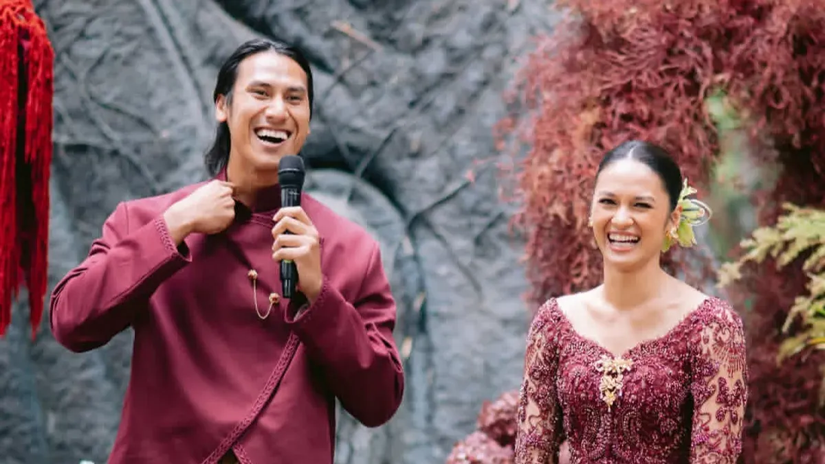 Potret Sean Gelael dan Hana Malasan saat acara lamaran yang digelar di Bandung, Jawa Barat pada Sabtu, 15 Agustus 2026. (Sumber: Instagram/@hanamalasan)