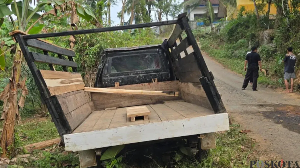 Mobil Pickup yang mengangkut siswa SD di Jalan Munjul, Pandeglang. (Sumber: Pos Kota/ Samsul Fatoni)