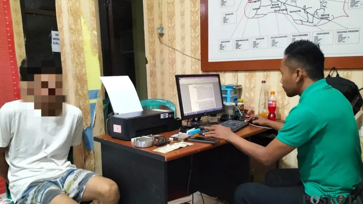 Tersangka pengedar narkoba saat menjalani pemeriksaan di ruang Unit 1 Satresnarkoba Polres Serang. (Sumber: Pos Kota/ Rahmat Haryono)