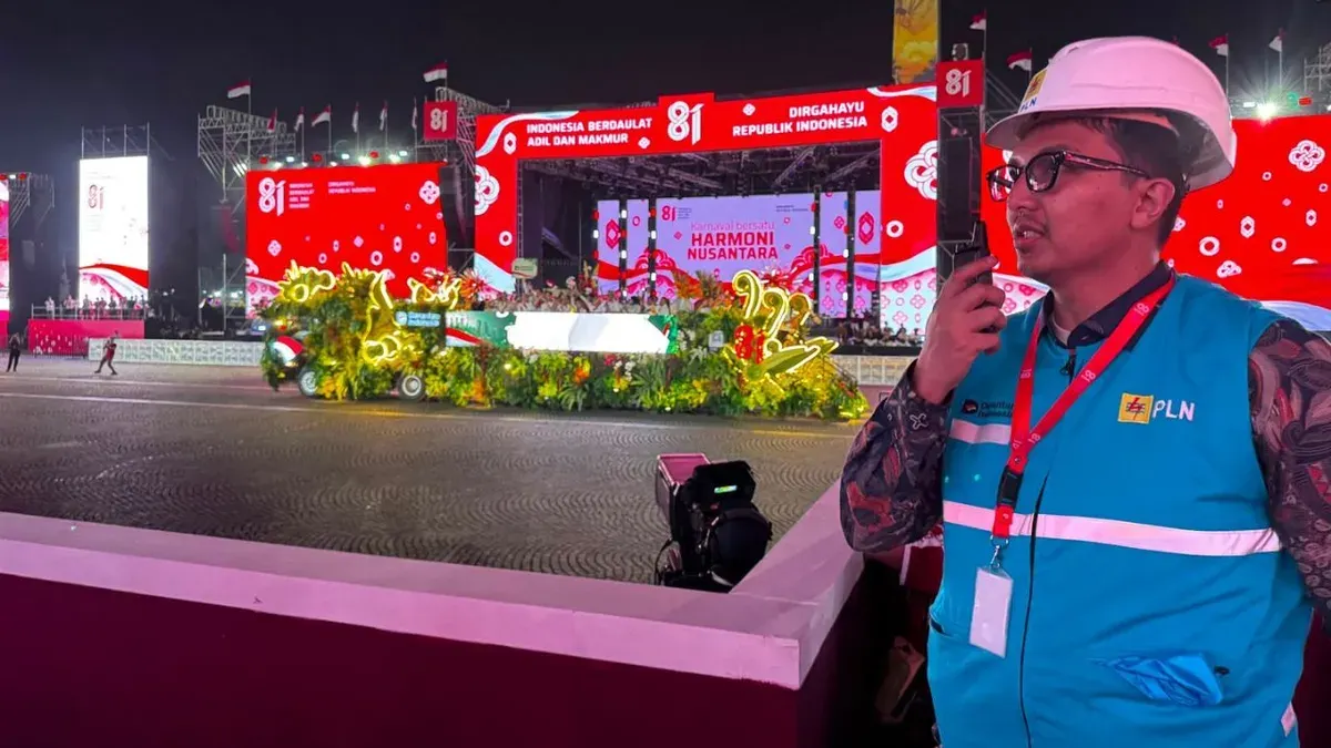 Petugas PLN UID Jakarta Raya bersiaga di lokasi Pesta Rakyat HUT ke-81 RI selama 24 jam untuk memastikan keandalan pasokan listrik sepanjang kegiatan berlangsung. (Sumber: Dok. PLN UID Jakarta Raya)