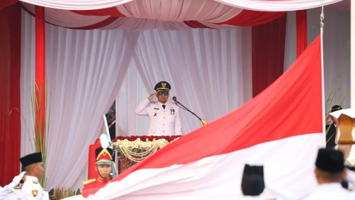 Wakil Wali Kota Tangsel, Pilar Saga Ichsan saat upacara penurunan bendera merah putih di Lapangan Batalyon Kavaleri 9/Satya Dharma Kala, Kecamatan Serpong Utara, Senin, 17 Agustus 2026. (Sumber: Dok. Pemkot Tangsel)