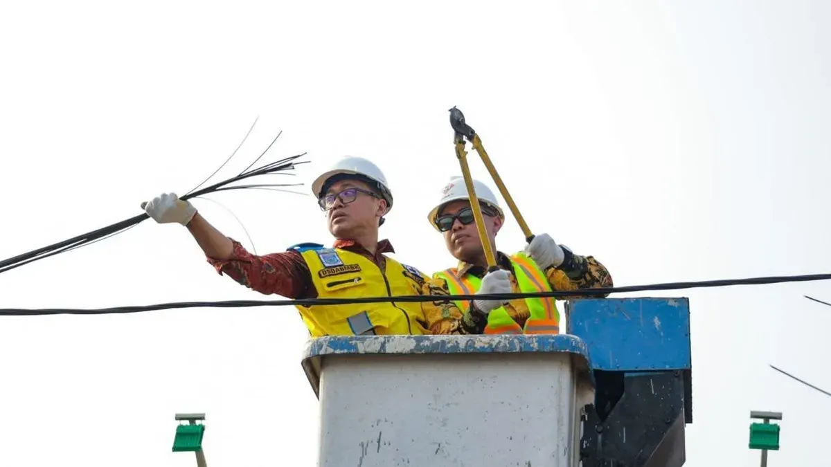 Penertiban kabel dan tiang fiber optik ilegal di sejumlah ruas jalan di Kota Tangsel. (Sumber: Dok. Pemkot Tangsel)