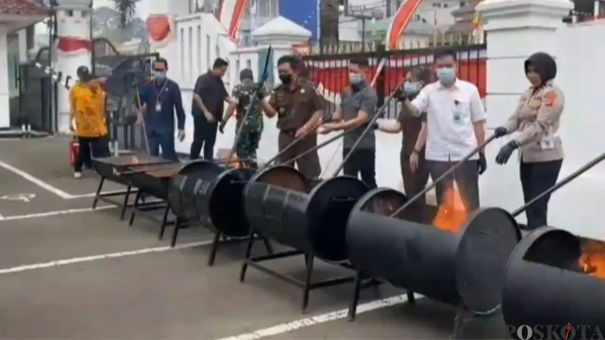 Kejari Kabupaten Pandeglang memusnahkan ribuan rokok ilegal dan barang bukti lain dari 41 perkara telah berkekuatan hukum tetap di halaman PN Pandeglang, Selasa, 18 Agustus 2026. (Sumber: Poskota/Samsul Fatoni)