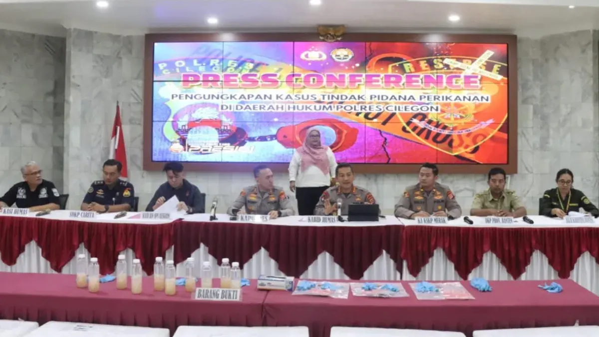 Kabidhumas Polda Banten didampingi Kapolres AKBP M. Probandono Bobby Danuardi saat konferensi pers penyeludupan BBL di Pelabuhan Merak. (Sumber: Bidhumas Polda Banten)