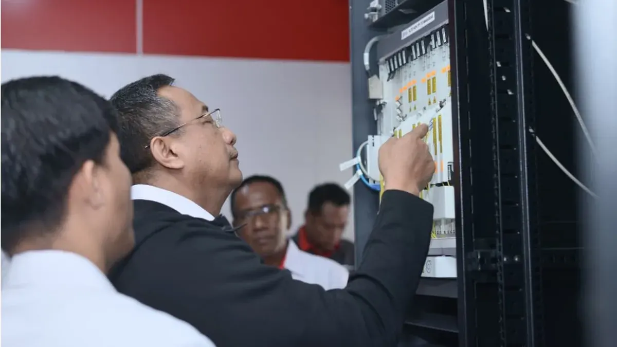 Direktur Network Telkom, Nanang Hendarno meninjau penanganan dan pemulihan layanan telekomunikasi digital di wilayah NTT. (Sumber: Dok. Telkom Indonesia)