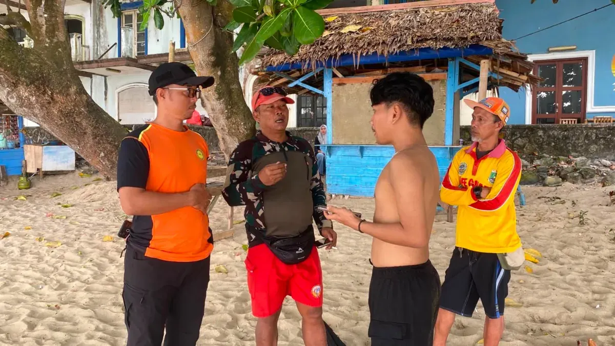 Tim SAR Gabungan saat melakukan proses pencarian korban terseret arus ombak di pantai Carita, Pandeglang. (Sumber: Basarnas Banten)