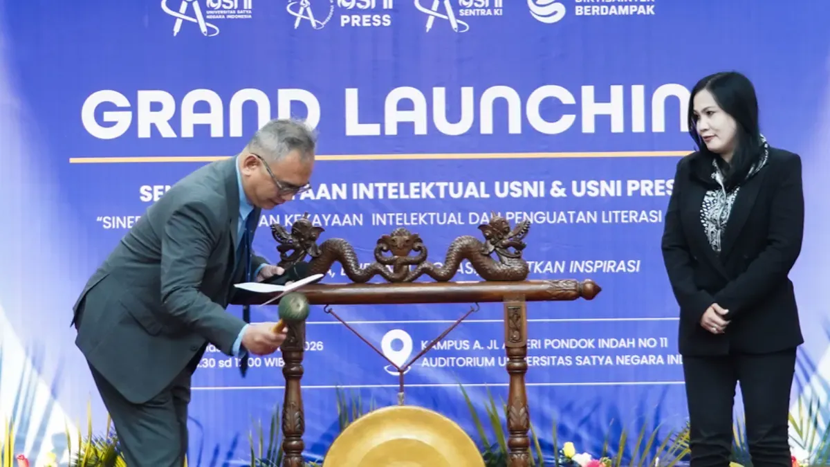 Rektor USNI, Sihar P. H. Sitorus (kiri) dan Wakil Rektor I dan III USNI sekaligus Kepala USNI Press, Dian Alanudin (kanan) saat peluncuran Sentra KI USNI dan USNI Press pada Selasa, 18 Agustus 2026. (Sumber: Istimewa)