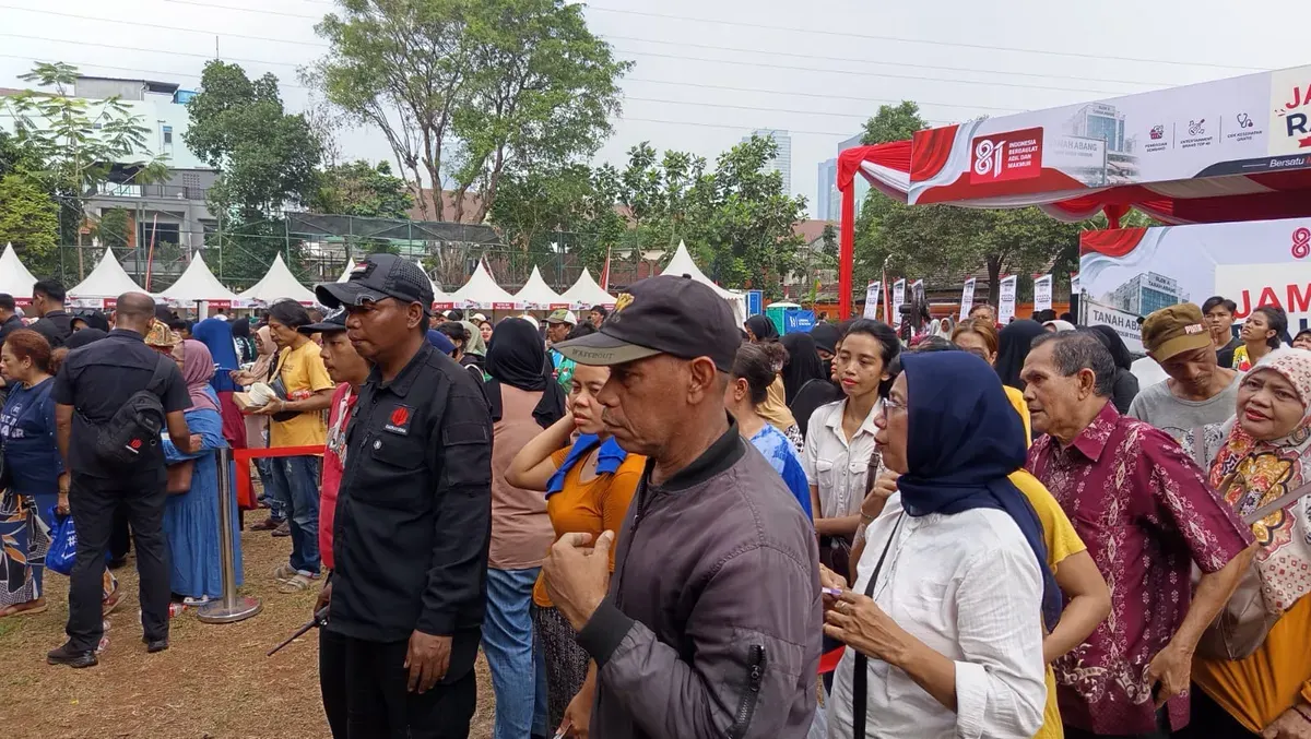 Ribuan warga memadati lokasi Jamuan Rakyat di kawasan Tanah Abang, Jakarta Pusat, untuk menikmati makanan, sembako, hiburan, dan layanan kesehatan gratis. (Sumber: Poskota)