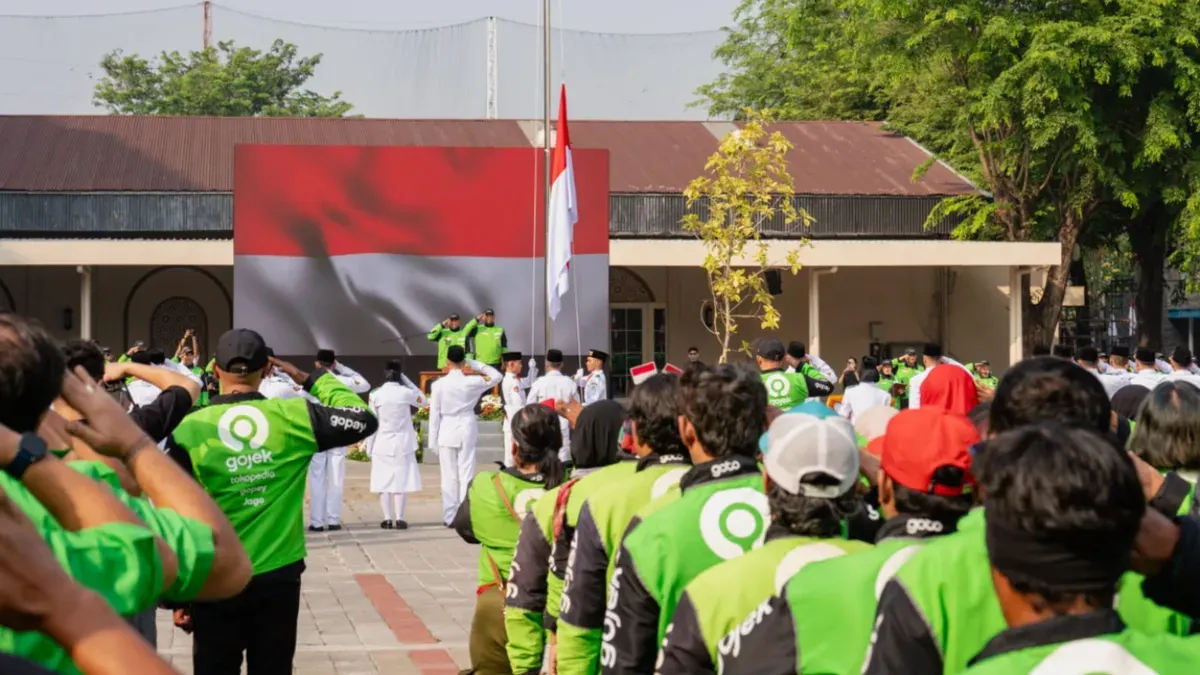 Potret driver ojek online (ojol) yang menjadi pengibar Bendera Merah Putih saat memperingati Hari Kemerdekaan Republik Indonesia ke-81. (Sumber: Istimewa)