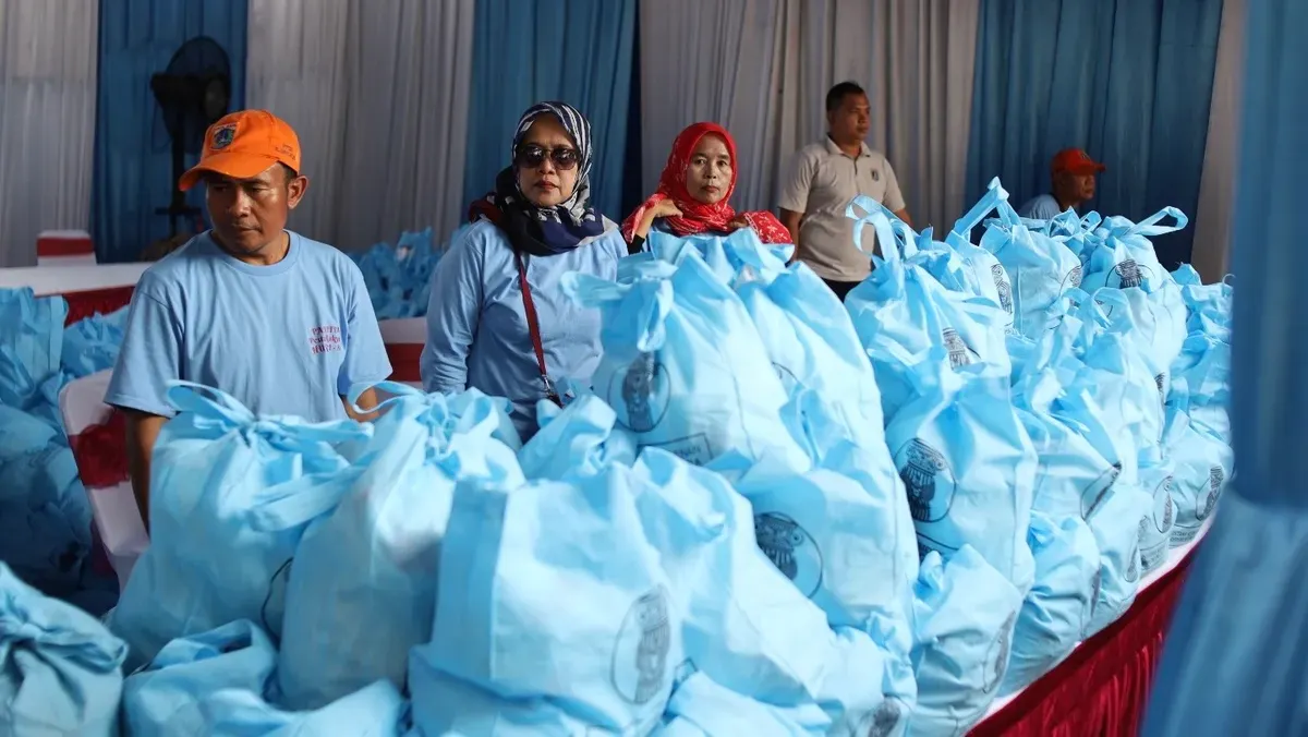Pembagian sembako dalam Jamuan Rakyat bertepatan dengan HUT ke-81 RI di wilayah Jatinegara, Jakarta Timur, Selasa, 18 Agustus 2026. (Sumber: Dok. Istimewa)