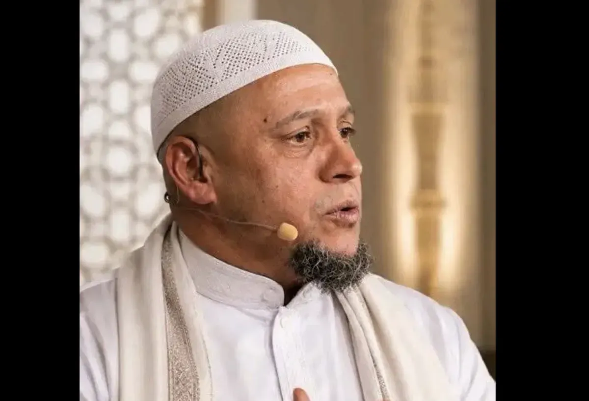 Roberto Carlos kembali menjadi sorotan setelah muncul klaim bahwa legenda Brasil dan Real Madrid tersebut telah mengucapkan syahadat di São Paulo, Brasil. (Sumber: Facebook)