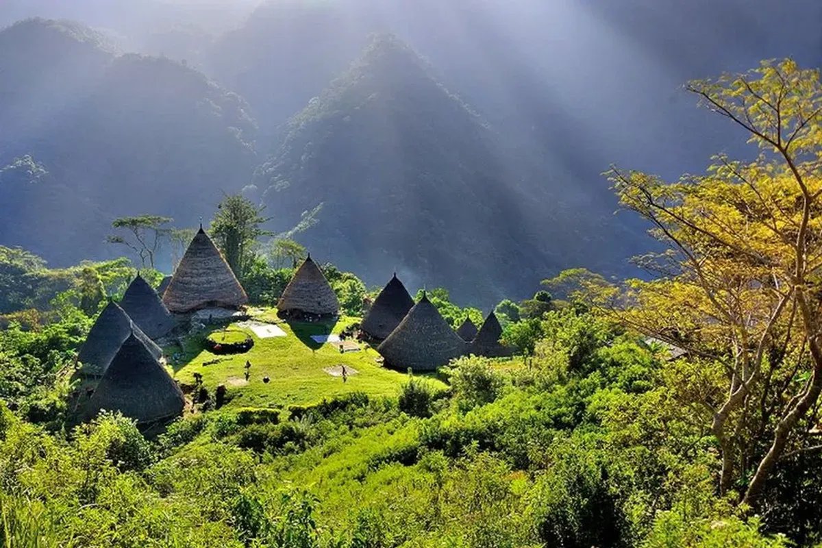 Salah satu destinasi wisata di Nusa Tenggara Timur (NTT) masih ditutup sementara setelah wilayah tersebut diguncang gempa bumi bermagnitudo (M) 7,7, Wae Rebo. (Sumber: X/@Silfinov)