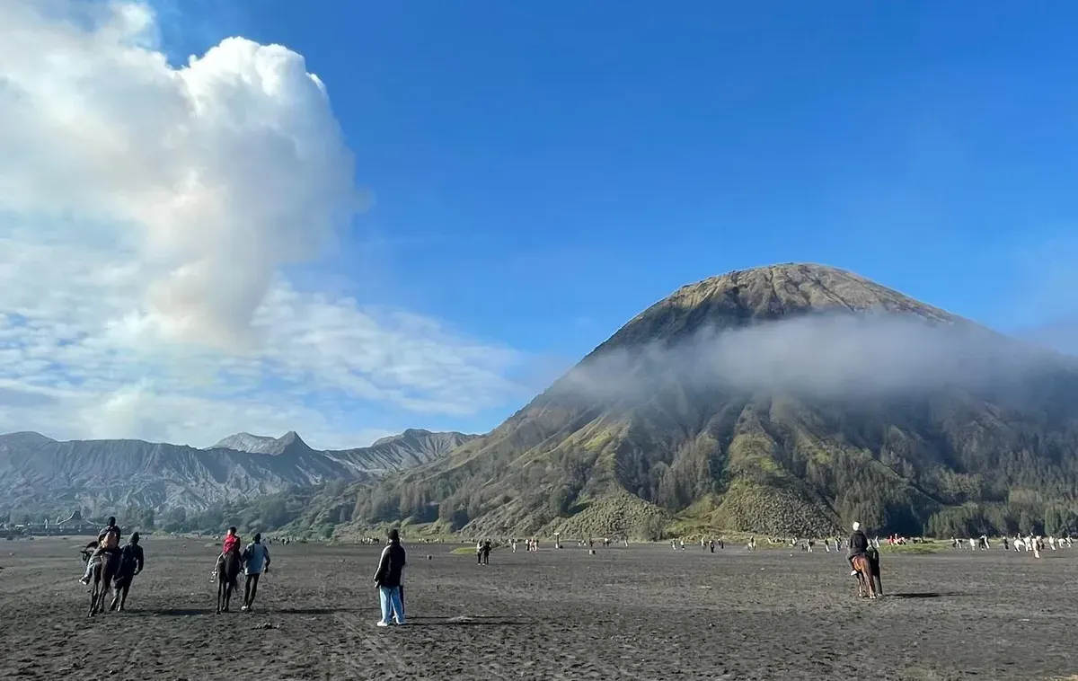 Kawasan wisata Gunung Bromo, Jawa Timur, dibuka kembali setelah sempat ditutup total akibat kebakaran hutan dan lahan (karhutla). (Sumber: Mutia Dheza Cantika/Poskota)