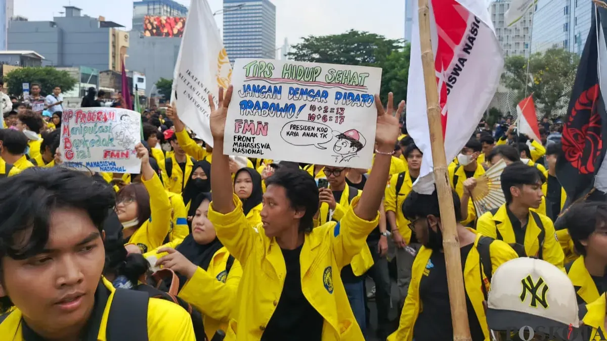 Potret sejumlah massa BEM UI yang melakukan demonstrasi di kawasan Jalan Jenderal Sudirman pada Selasa, 18 Agustus 2026 karena ditahan aparat kepolisian. (Sumber: Poskota)