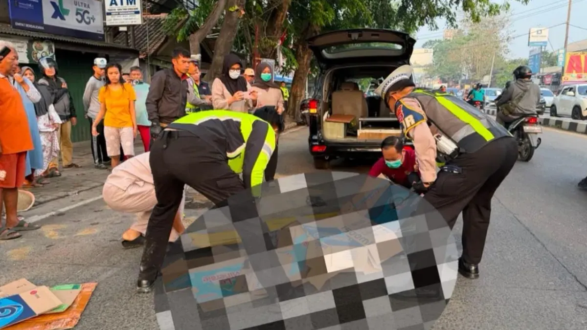 Petugas Unit Gakkum Satlantas Polresta Serang Kota mengevakuasi jasad RN setelah terlibat lakalantas di jalan raya Serang-Jakarta. (Sumber: Humas Polresta Serang Kota)