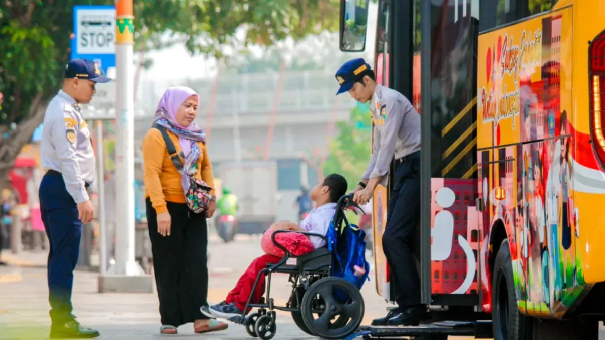 Layanan bus sekolah antar-jemput gratis bagi peserta didik penyandang disabilitas di DKI Jakarta. (Sumber: Dishub DKI Jakarta)