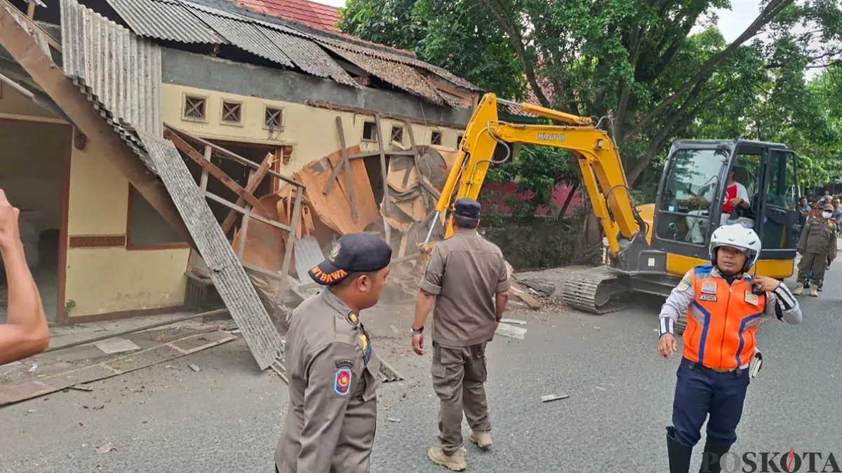 Alat berat beko Satpol PP Kota diturunkan membongkar bangunan Pos Pol Kelurahan Pasir Putih melanggar Garis Sepadan Sungai (GSS) Jalan Pasir Putih. (Sumber: Pos Kota/ Angga)