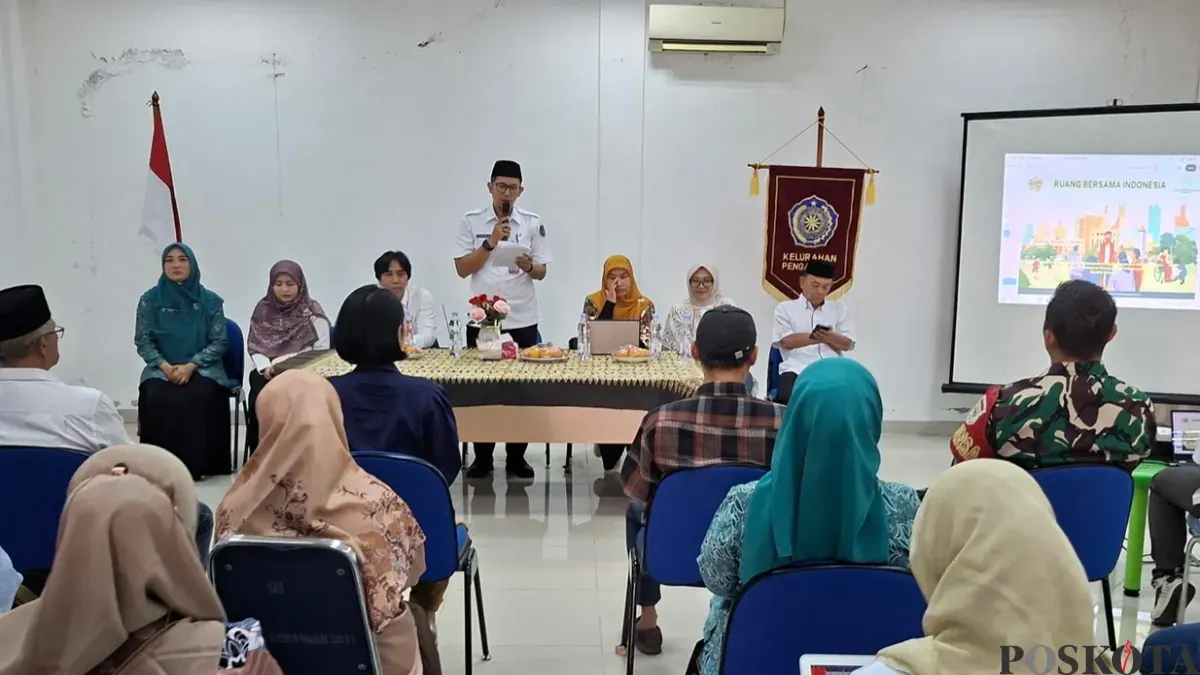 Lurah Pengasinan Ari Andriana Wijaya, bersama Kementrian PPPAP dan DP3AP2KB Kota Depok dalam implementasi Ruang Bersama Indonesia di Kantor Kelurahan Pengasinan. (Sumber: Pos Kota/ Angga)