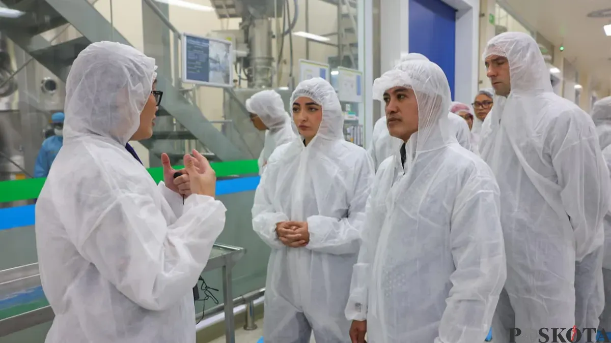 Head of Bayer Supply Center Healthcare Cimanggis, Priscilla Silvan Praritza, menjelaskan proses manufaktur kepada Menteri Federal Jerman untuk Kerja Sama Ekonomi dan Pembangunan, Reem Alabali Radovan, dan Wamenkes RI, Dante Saksono Harbuwono, Kamis (20/8/2026). (Sumber: Pos Kota)
