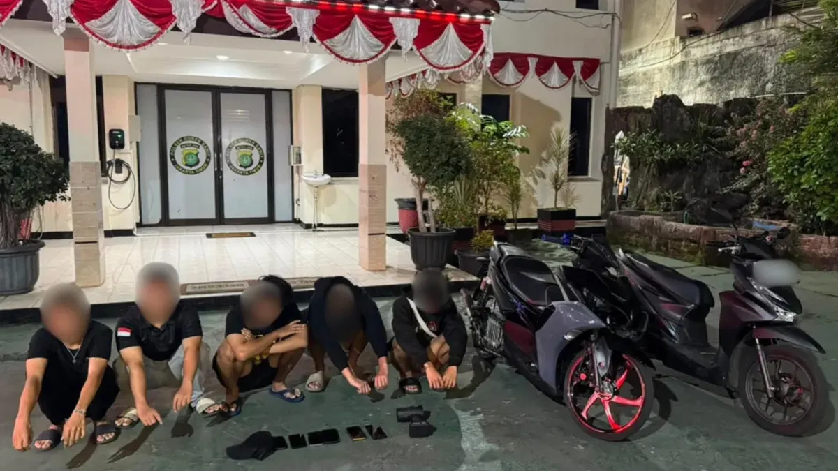Tim Sat Brimob Polda Metro Jaya menangkap lima pemuda yang diduga hendak melakukan balap liar di Jalan Pondok Kelapa Raya, Duren Sawit, Jakarta Timur, Kamis, 20 Agustus 2026 dini hari. (Sumber: Polda Metro Jaya)