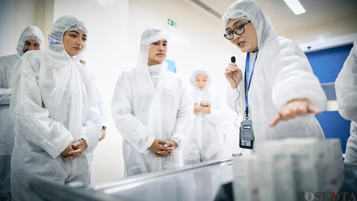 Head of Bayer Supply Center Healthcare Cimanggis, Priscilla Silvan Praritza, menjelaskan produk Multiple Micronutrient Supplements (MMS) kepada Menteri Federal Jerman untuk Kerja Sama Ekonomi dan Pembangunan, Reem Alabali Radovan, serta Wakil Menteri Kesehatan RI, Dante Saksono Harbuwono. (Sumber: Pos Kota)