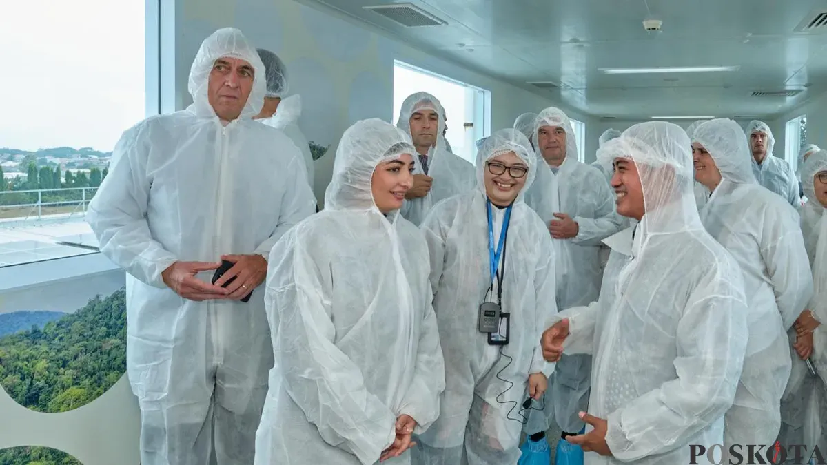 Dorong transisi energi bersih di sektor farmasi, Wamenkes Dante Saksono Harbuwono bersama Menteri Federal Jerman Reem Alabali Radovan meninjau panel surya atap seluas 1,66 hektare di pabrik Bayer Healthcare Cimanggis, Depok, Jawa Barat, Kamis, 20 Agustus 2026. (Sumber: Pos Kota)