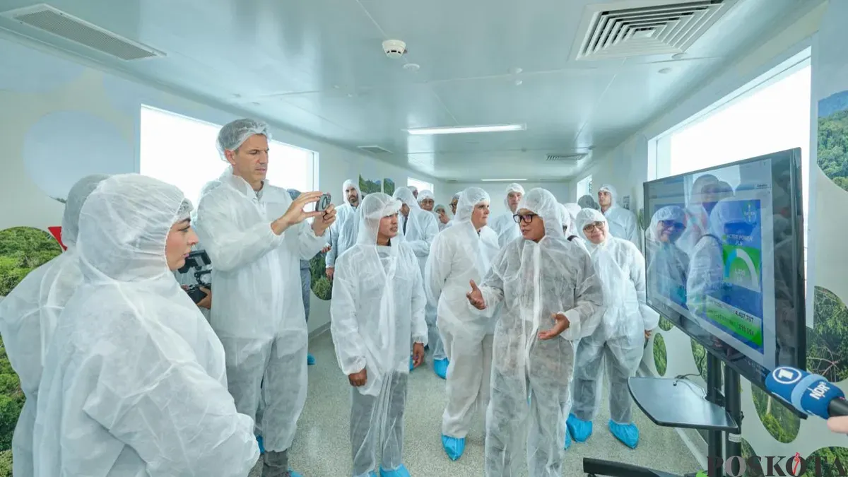 Wamenkes RI Dante Saksono Harbuwono mendampingi Menteri Federal Jerman Reem Alabali Radovan dan Duber Jerman Ralf Beste meninjau panel surya atap di pabrik Bayer Healthcare Cimanggis, Depok. (Sumber: Pos Kota)