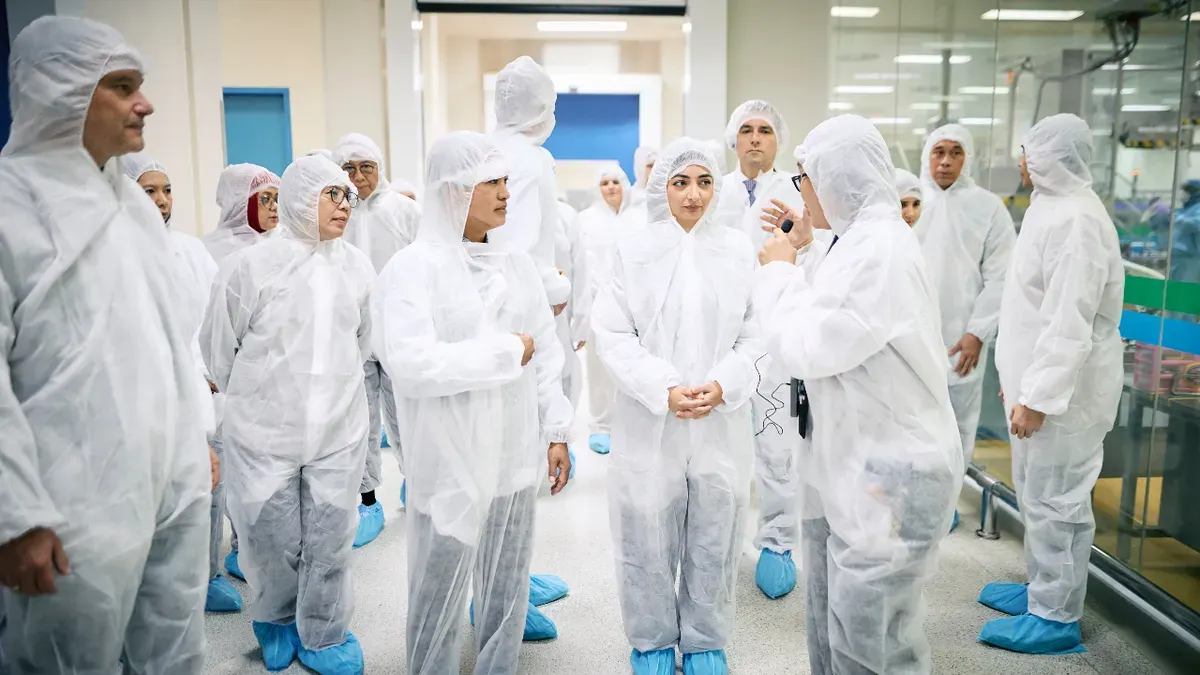 Menteri Federal Jerman untuk Kerja Sama Ekonomi dan Pembangunan Reem Alabali Radovan bersama Wakil Menteri Kesehatan RI Dante Saksono Harbuwono meninjau fasilitas pabrik kesehatan Bayer Indonesia di Cimanggis, Depok (Sumber: Pos Kota)
