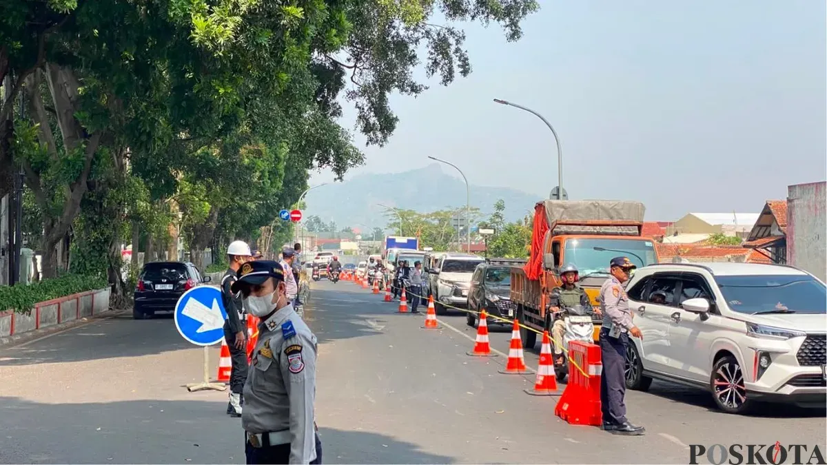 Petugas Dishub Kota Cimahi mengatur lalu lintas di kawasan Jalan Dustira, Kamis, 20 Agustus 2026. (Sumber: Poskota/Gatot Poedji Utomo)