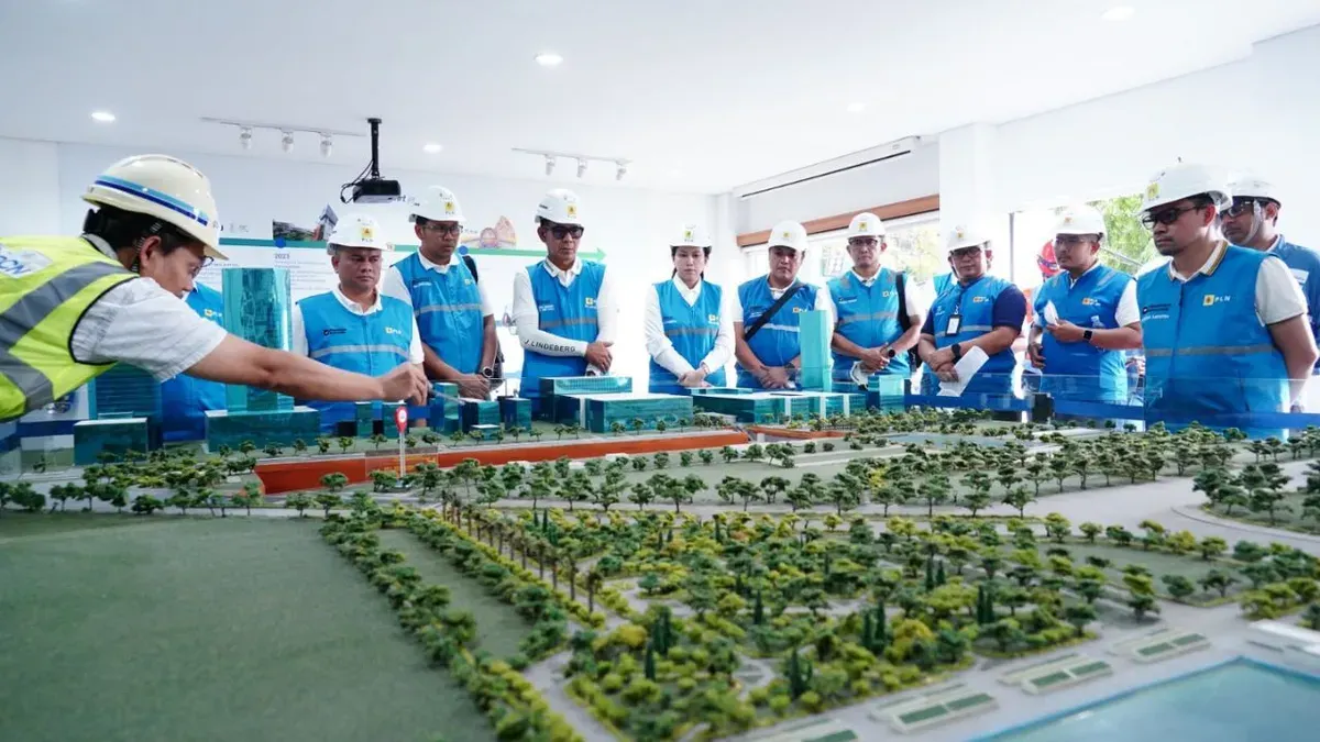Jajaran Manajemen PLN menyimak pemaparan pengembangan MRT Jakarta Fase 2A rute Bundaran HI–Kota Tua saat kunjungan ke Stasiun MRT Monas, Jakarta Pusat. (Sumber: Dok. PLN UID Jakarta Raya)