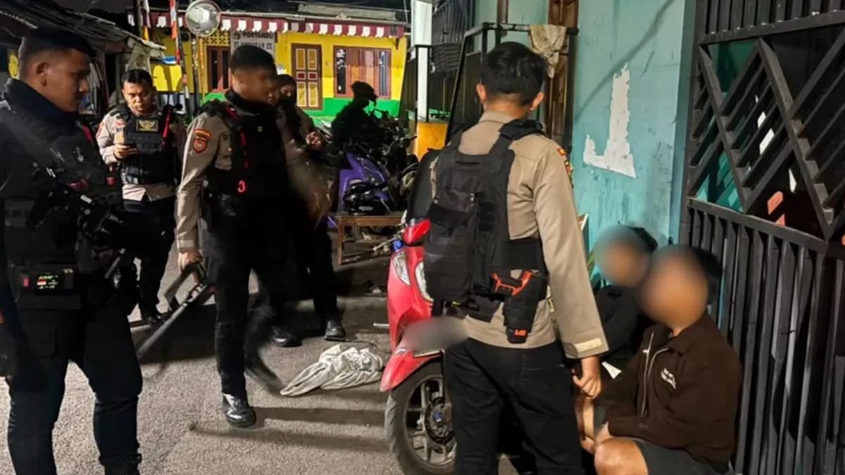 Polisi mengamankan dua pemuda yang diduga hendak tawuran di Jalan Bhineka, Kelurahan Lubang Buaya, Cipayung, Jakarta Timur, Kamis, 20 Agustus 2026 dini hari. (Sumber: Polda Metro Jaya)