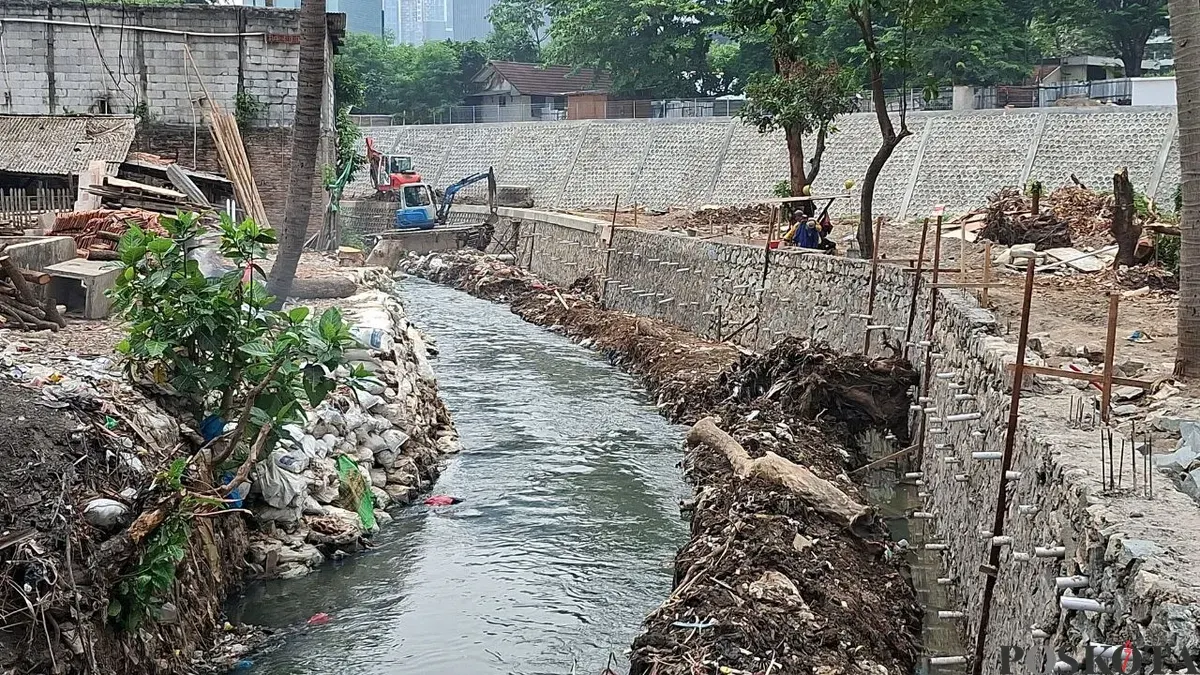 Perbaikan turap batu di atas Kali Mampang, Kelurahan Kuningan Barat, Kecamatan Mampang Prapatan, Jakarta Selatan. (Sumber: Poskota/Angga Pahlevi)