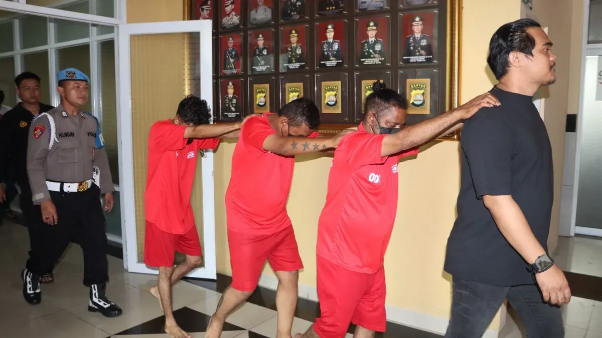 Pelaku pemeras santri digiring Polresta Tangerang. (Sumber: Dok. Istimewa)