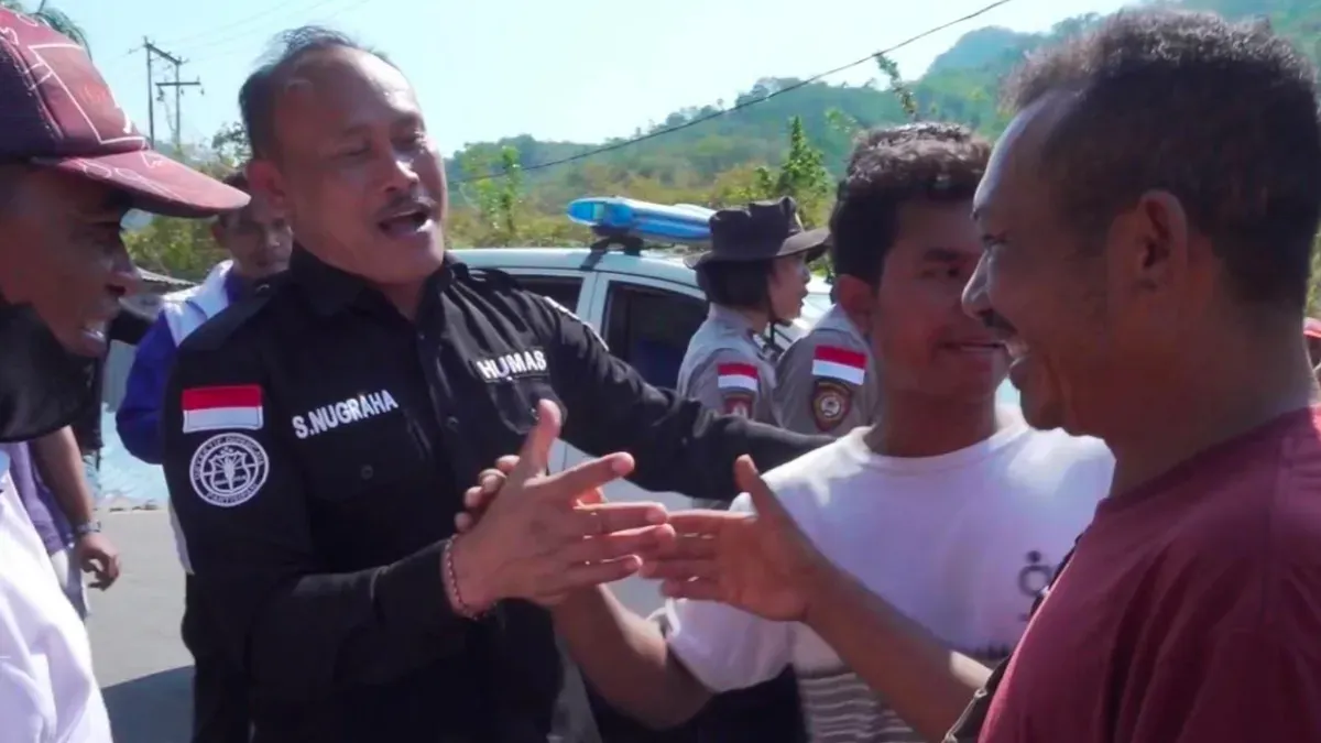 Sejumlah warga di Wae Pesi, Kabupaten Manggarai, Nusa Tenggara Timur, menghentikan rombongan anggota Polri yang melintas menuju Posko Reo di tengah situasi pascagempa. (Sumber: Polri)