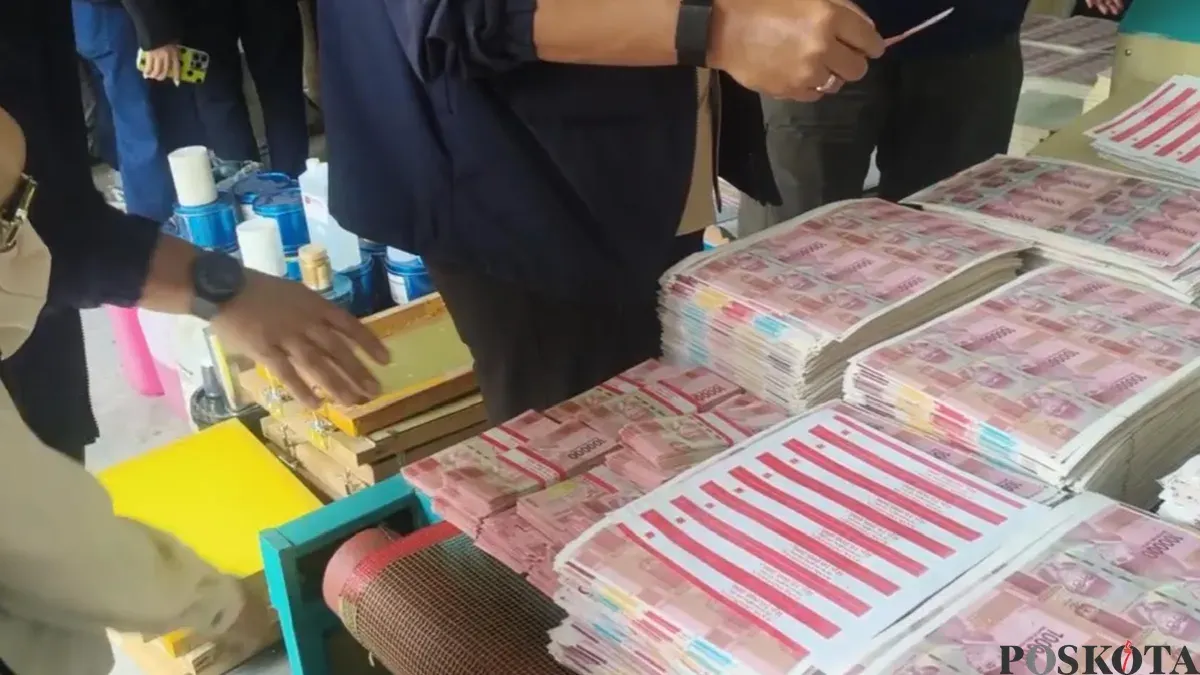 Polda Metro Jaya membongkar sindikat pembuatan uang kertas palsu atau upal pecahan Rp100.000 sebanyak 360.000 lembar di sebuah ruko kawasan Taman Tekno, Kecamatan Setu, Kota Tangerang Selatan. (Sumber: Pos Kota/ Ali Mansur)
