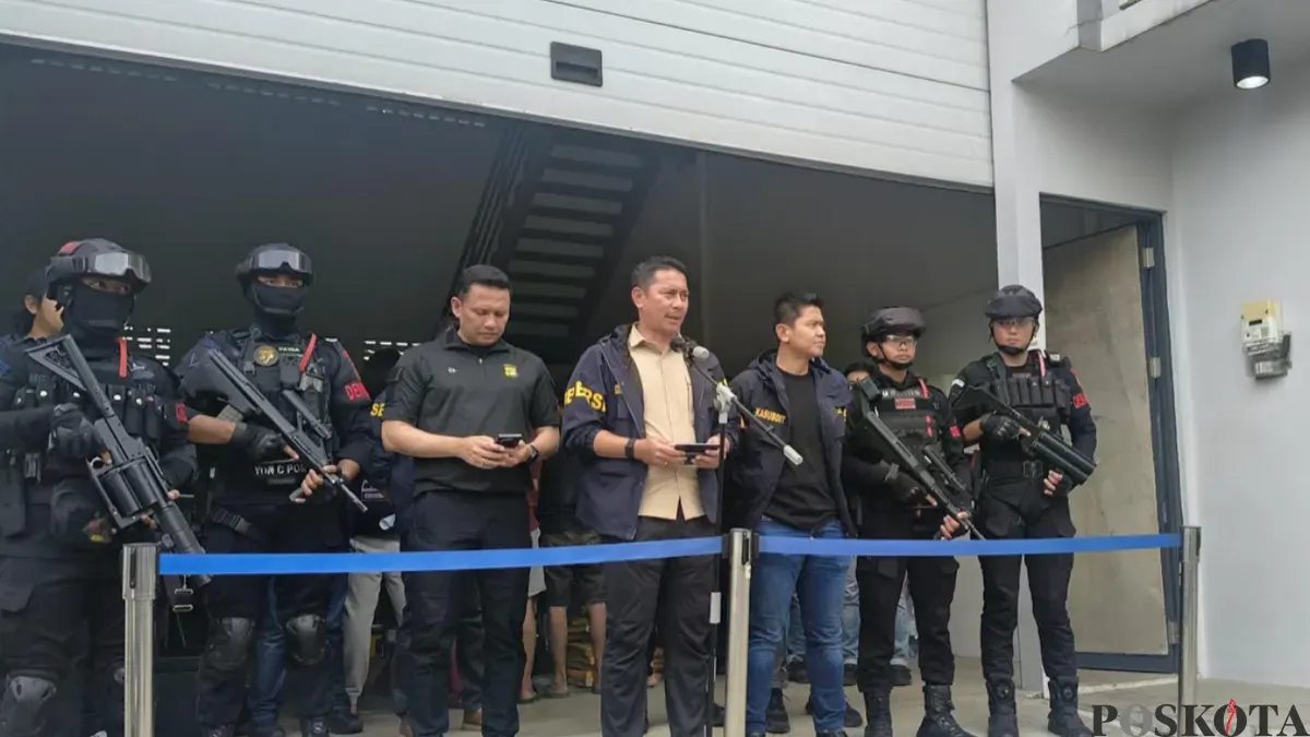 Polda Metro Jaya membongkar sindikat pembuatan uang kertas palsu atau upal pecahan Rp100.000 sebanyak 360.000 lembar di sebuah ruko kawasan Taman Tekno, Kecamatan Setu, Kota Tangerang Selatan. (Sumber: Pos Kota/ Ali Mansur)