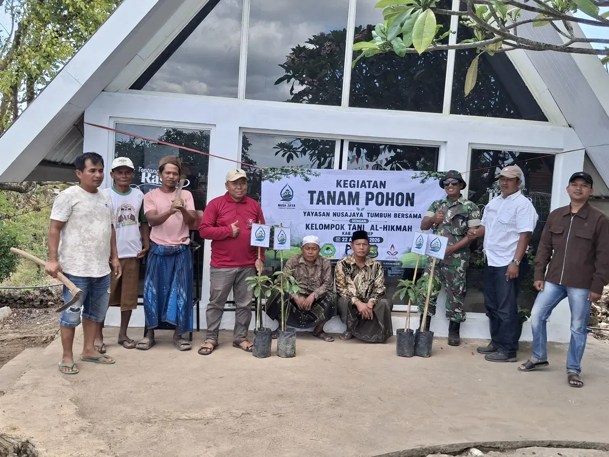 Yayasan Nusa Jaya Tumbuh Bersama bersama warga dan pemuda melakukan penanaman pohon di Desa Daramista, Kecamatan Lenteng, Sumenep, sebagai bagian dari gerakan penghijauan. (Sumber: Istimewa)