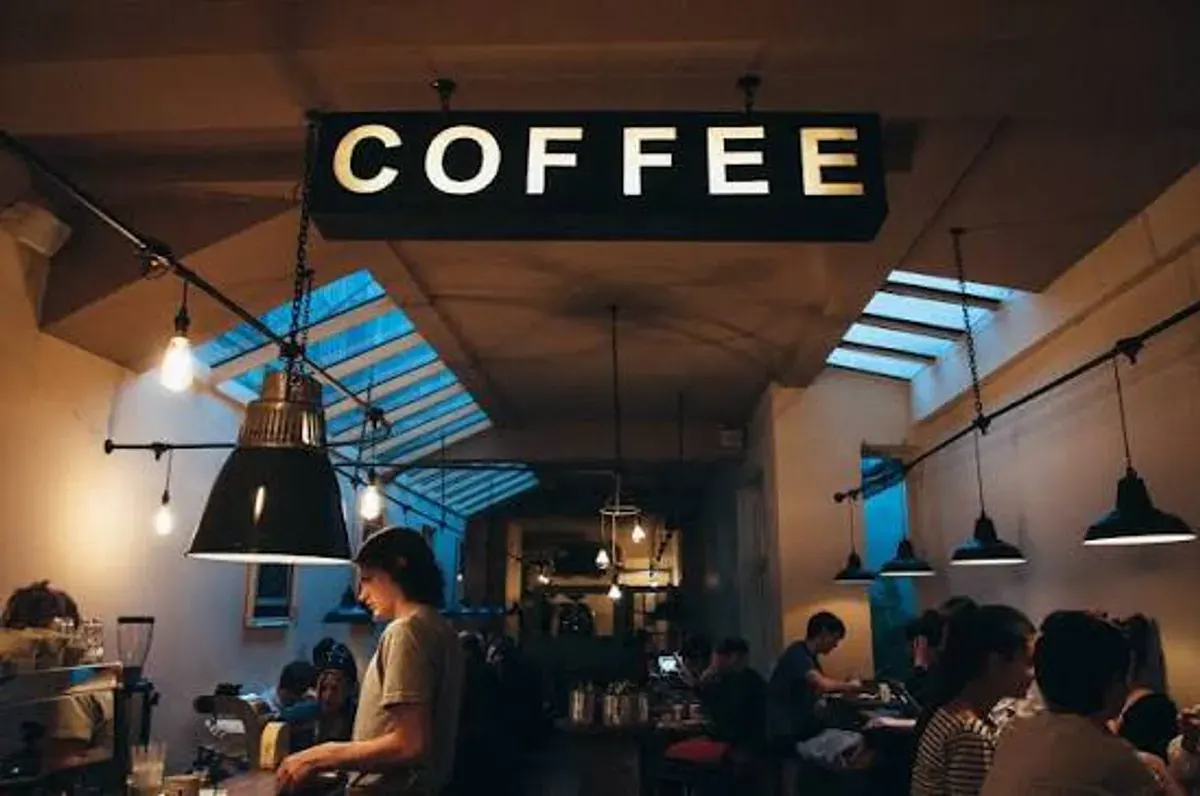 Deretan coffee shop di kawasan PIK menawarkan pilihan tempat nongkrong dengan konsep dan menu yang beragam, cocok untuk menghabiskan akhir pekan. (Sumber: PxHere)