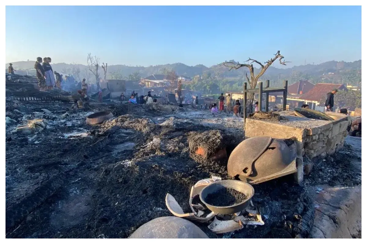 Kampung Adat Sade di Desa Rembitan, Kecamatan Pujut, Kabupaten Lombok Tengah, Nusa Tenggara Barat (NTB), dilanda kebakaran pada Sabtu malam, 22 Agustus 2026. (Sumber: X/@danskuss)