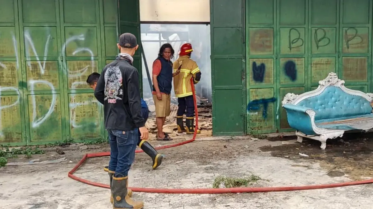 Petugas memadamkan api di ruko kosong di Jalan Raya Serang-Pandeglang, Kampung Kadulawang, Kelurahan Cigadung, Kecamatan Karangtanjung, Kabupaten Pandeglang, Minggu, 23 Agustus 2026. (Sumber: Dok. Istimewa)