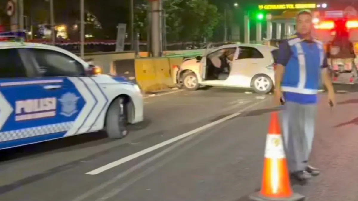 Sejumlah kendaraan mengalami kecelakaan beruntun di Gerbang Tol Senayan, Minggu, 23 Agustus 2026. (Sumber: Threads/@_candoit)