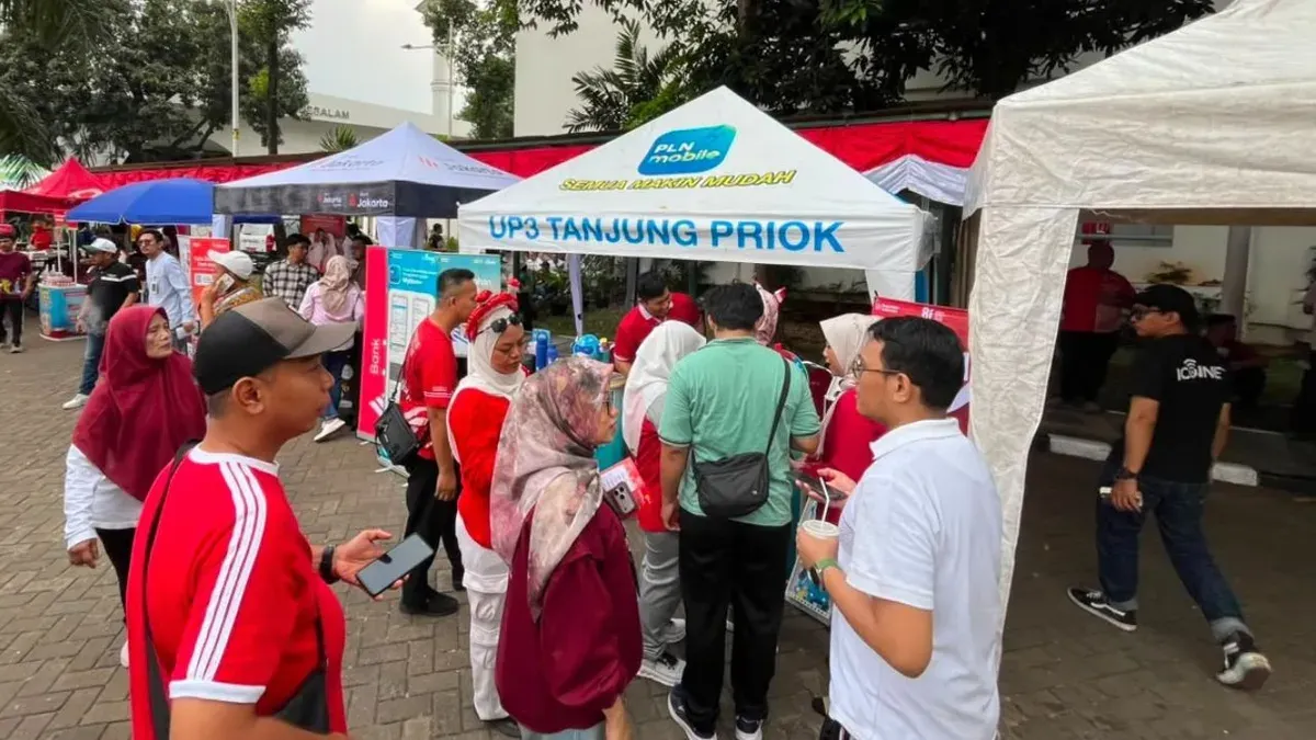 Pengunjung mengunjungi booth PLN UP3 Tanjung Priok untuk mendapatkan informasi mengenai promo tambah daya listrik diskon 50 persen melalui program Merdeka Daya. (Sumber: Dok. PLN UID Jakarta Raya)
