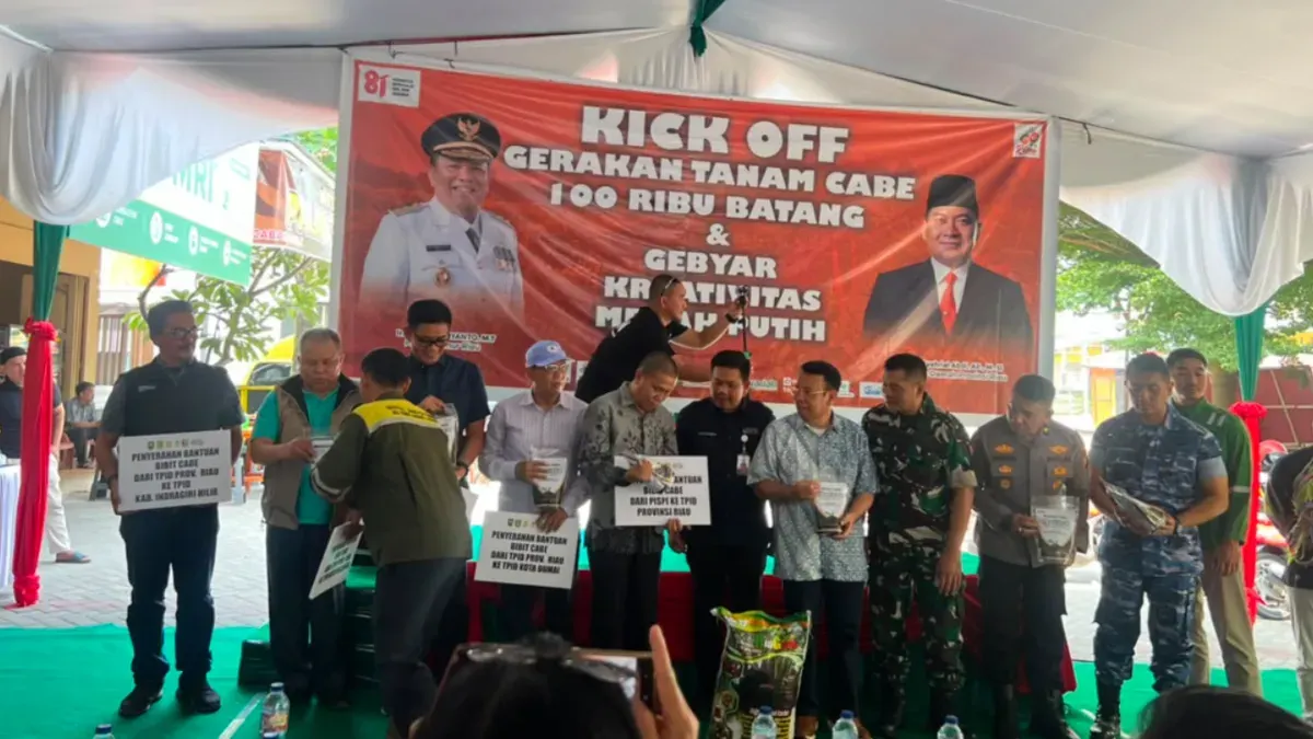 Potret penyerahan 100.000 batang cabai untuk memperkuat ketahanan pangan daerah sekaligus mendorong peningkatan ekonomi petani berbasis potensi lokal di Provinsi Riau. (Sumber: Istimewa)