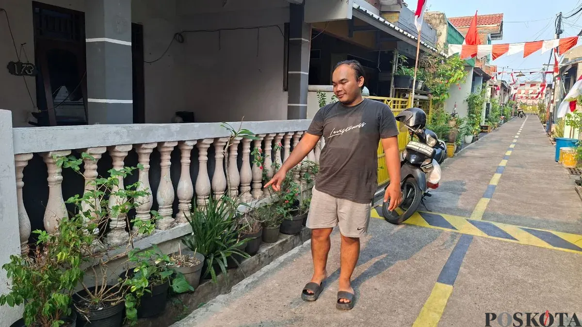 Pemilik motor menunjukan lokasi kendaraan miliknya hilang dibawa kabur komplotan pencuri di Jalan Janger 1, Kelurahan Mekar Jaya, Kecamatan Sukmajaya, Kota Depok, Selasa, 25 Agustus 2026. (Sumber: Poskota/Angga Pahlevi)