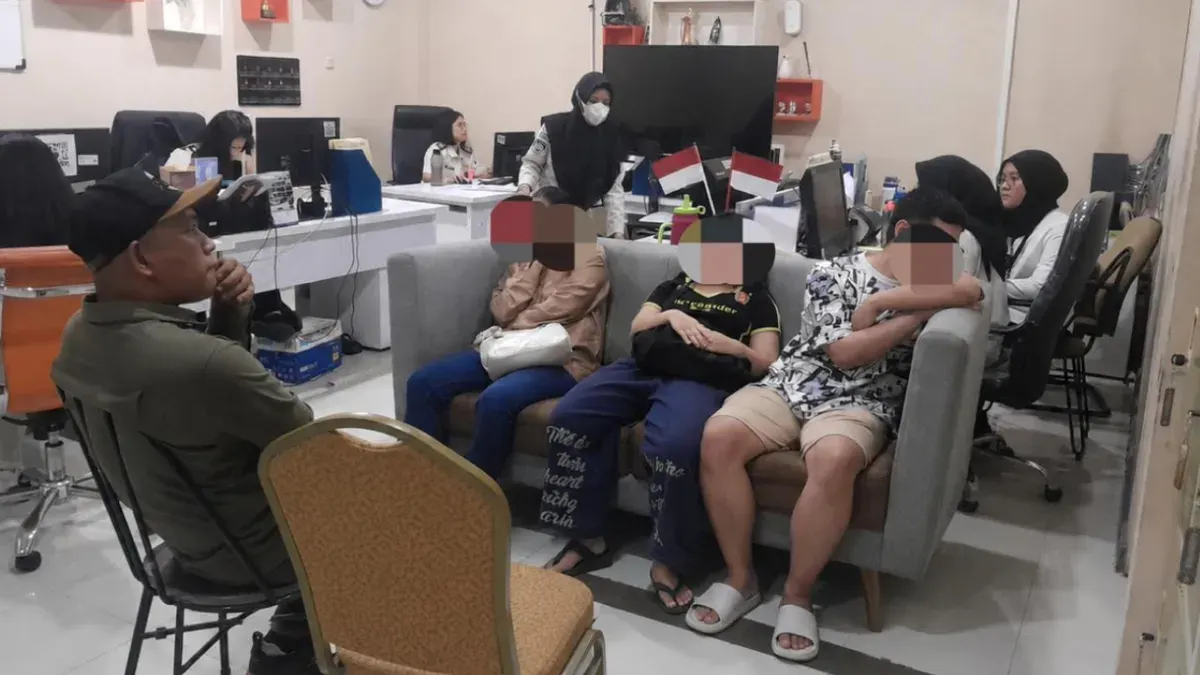 Kanit Perlindungan Perempuan dan Anak (PPA) Satreskrim Polres Metro Depok, AKP Tamar Bekti mendampingi penyidik Imigrasi Kota Depok dalam melakukan pemeriksaan kepada para korban pemohon Paspor untuk ke negara Tiongkok. (Sumber: Imigrasi Kota Depok)