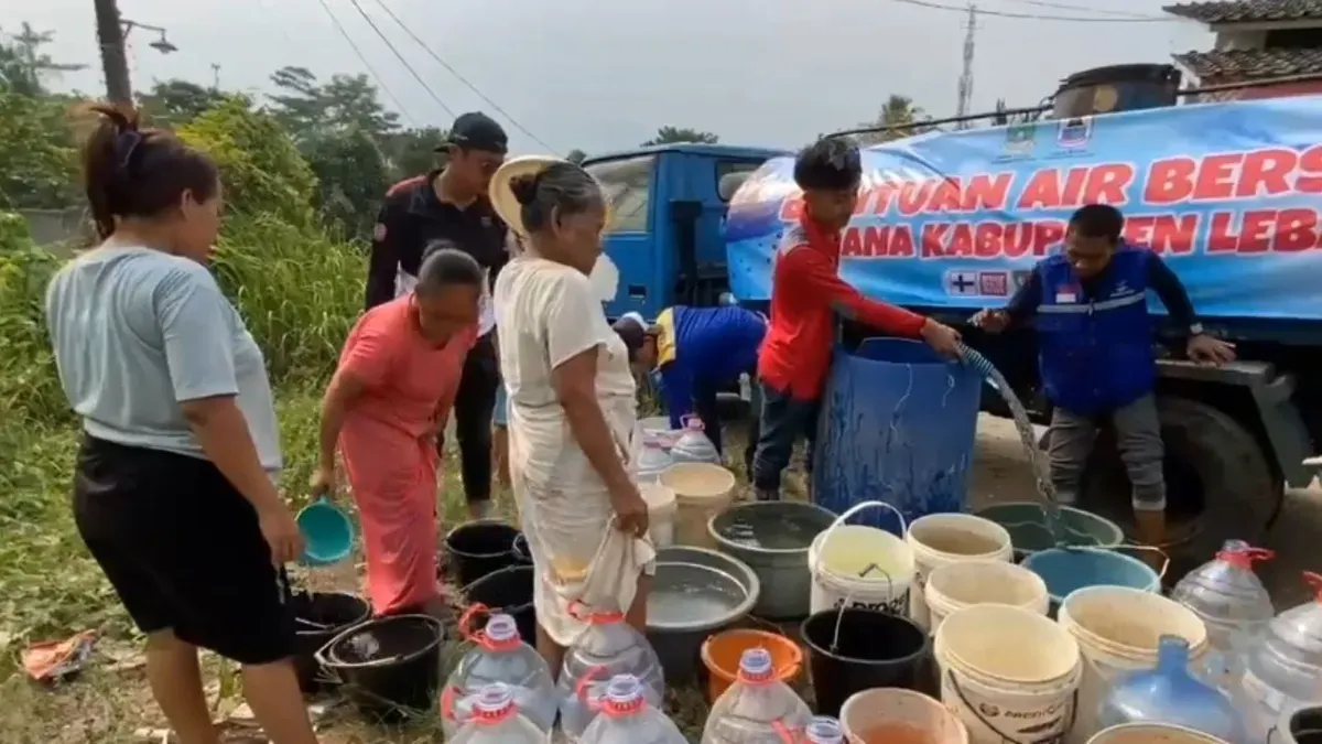 Puluhan warga mengantre bantuan air bersih yang disalurkan di Kabupaten Lebak, Banten. (Sumber: Dok. Istimewa)
