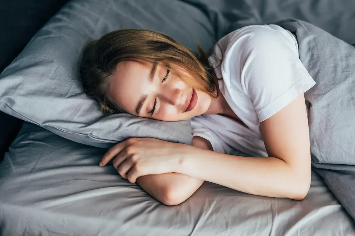 Tips sederhana dapat dicoba untuk membantu tidur tetap nyenyak meski suhu udara terasa panas sepanjang malam. (Sumber: Magnific/diana.grytsku)